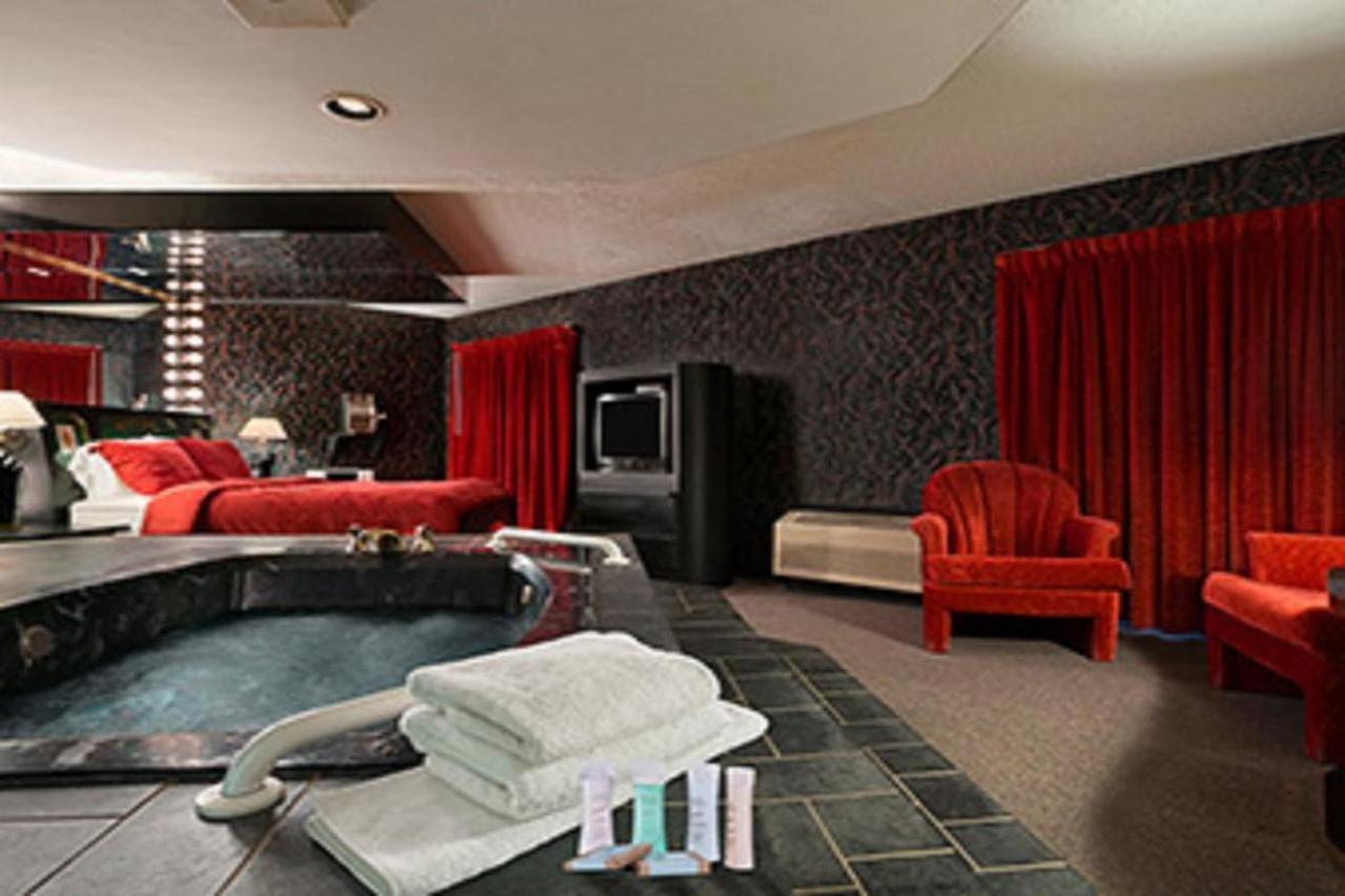 Travelodge Inn & Suites By Wyndham Muscatine Εξωτερικό φωτογραφία