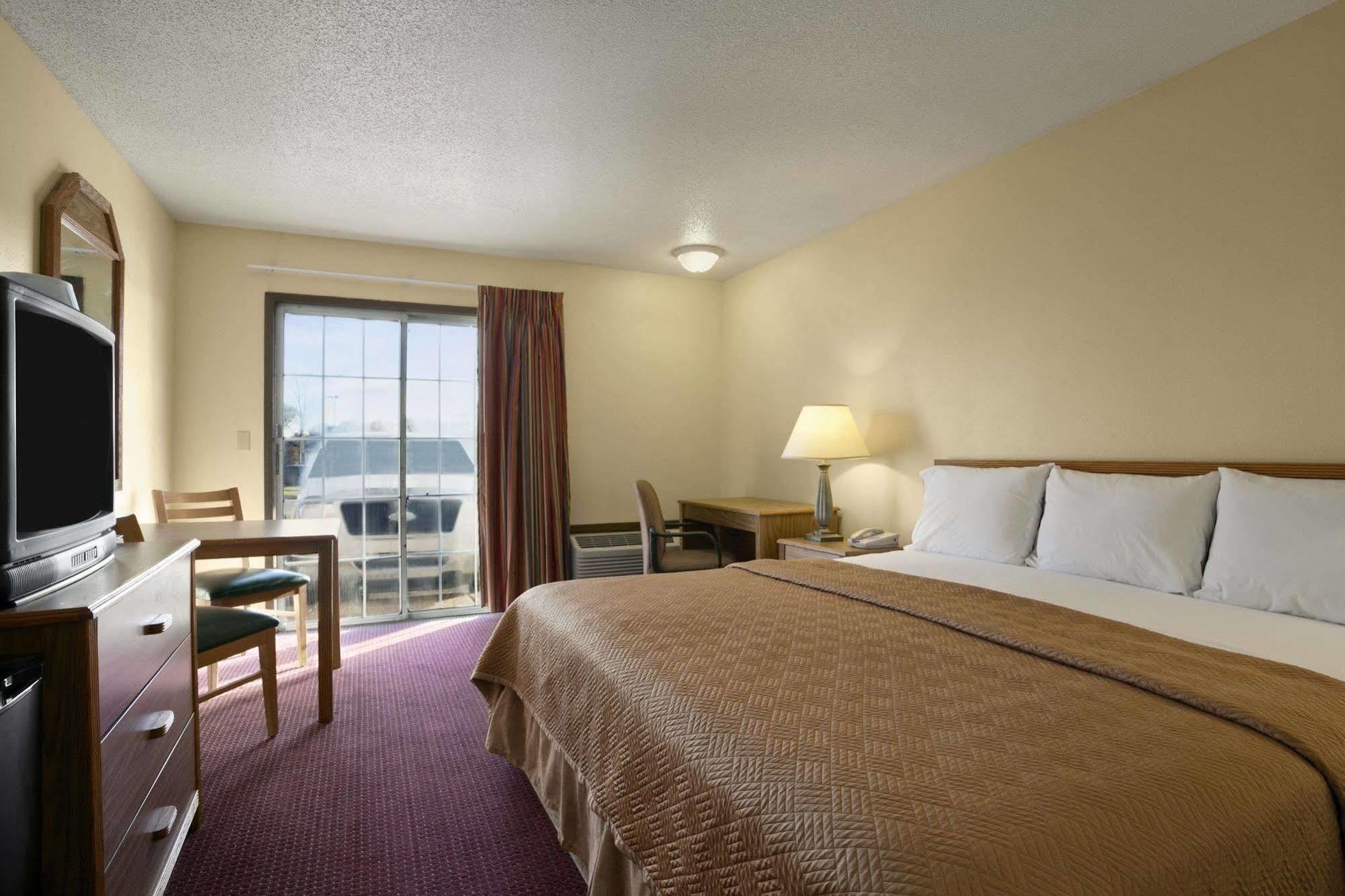 Travelodge Inn & Suites By Wyndham Muscatine Εξωτερικό φωτογραφία