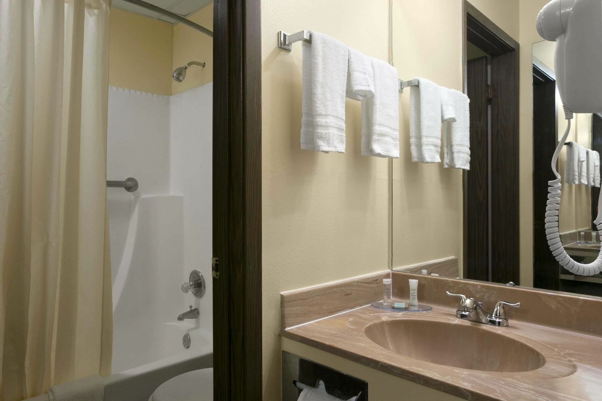 Travelodge Inn & Suites By Wyndham Muscatine Εξωτερικό φωτογραφία
